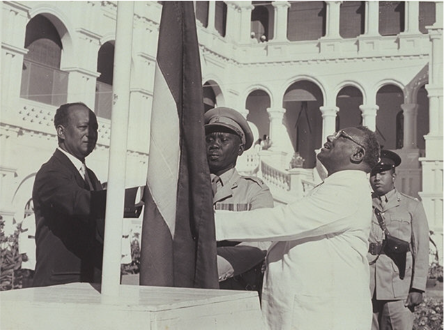 إسماعيل الأزهري ومحمد أحمد محجوب يرفعان علم الاستقلال في يناير 1956م